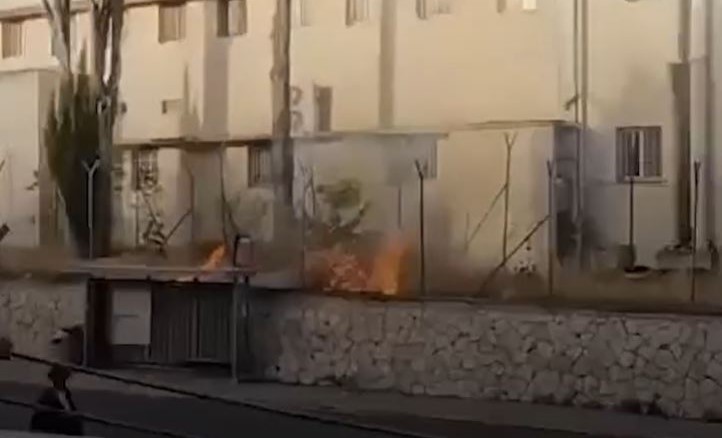 مستعمرون يضرمون النيران في محيط مقر "الأونروا" بالقدس أمس